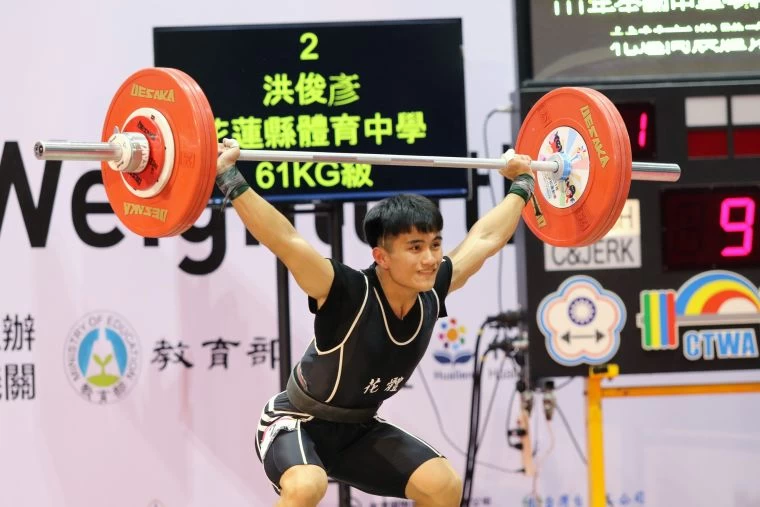 高男組61公斤級洪俊彥,為花蓮體中奪下舉重首金,同時也是地主花蓮縣的第3面舉重金牌。蔡宗憲攝