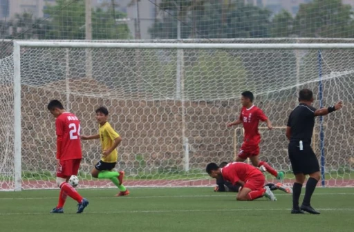 羅子安(左二)率先破門,花中上半場1-0領先。楊勝凱/攝