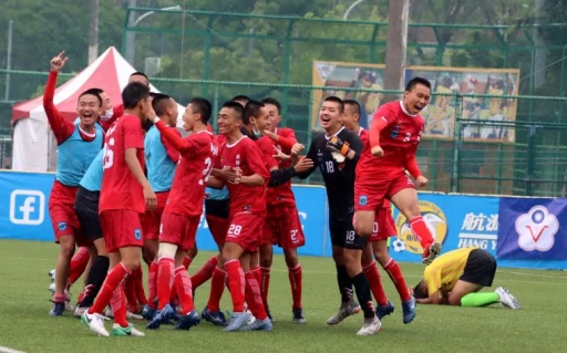 宜中PK大戰中以5-4勝出,總分6-5擊敗花中,全隊歡心慶祝晉級四強。楊勝凱/攝
