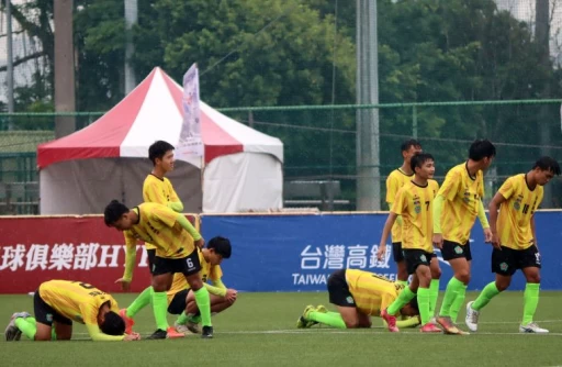 PK戰4-5落敗,花中球員十分沮喪。楊勝凱/攝