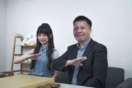 (左)黑嘉嘉七段與(右)紅面棋王周俊勳九段再度攜手合作。官方提供