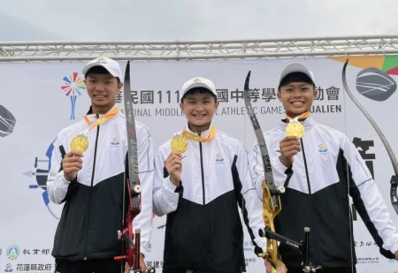 花蓮體中勇奪全中運射箭男子團體金牌,選手楊凱涵(左起)、黃立承、紀柏均合影。教練宋佳駿提供