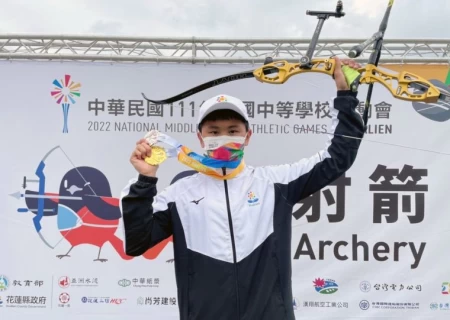 花蓮體中射箭好手黃立承首度參加全中運,包辦團體及個人1金1銀。教練宋佳駿提供