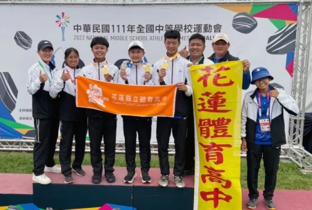 花蓮體中男子射箭隊在全中運兩席包辦1金1銀。教練宋佳駿提供
