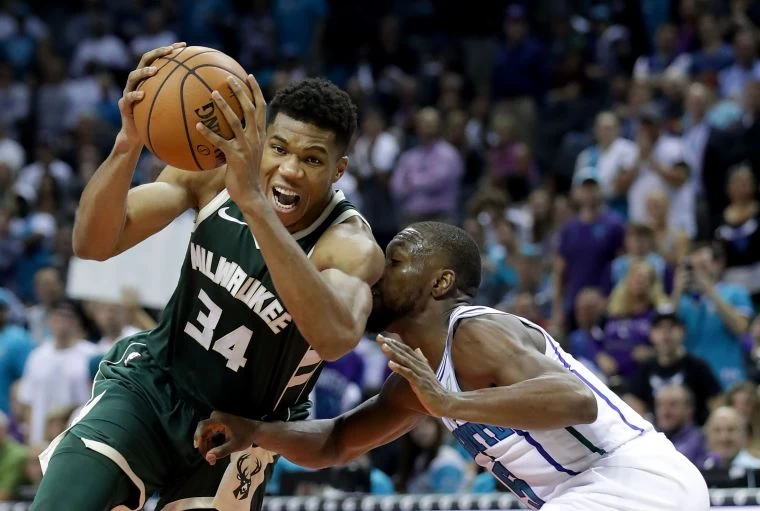 公鹿主將字母哥(Giannis Antetokounmpo),得27分,得分效率依然高,內外線防守威脅巨大。法新社