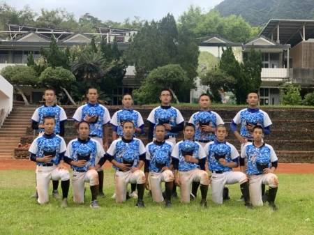 台東縣一拚留下冠軍獎盃。泰源國中提供