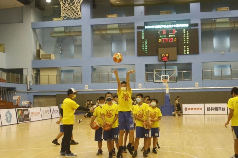 蘆洲仁愛國小球員一大早就來臺北體育館練球。姚瑞宸攝