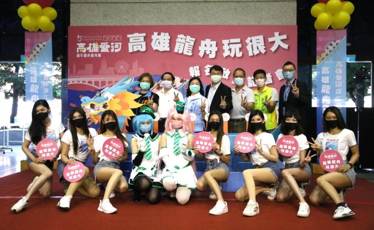 高雄愛河端午龍舟嘉年華大合照。高雄運發局提供