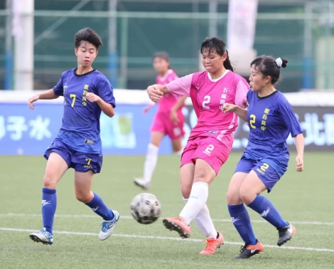 林思穎（中）為五權攻進第2球。李天助／攝