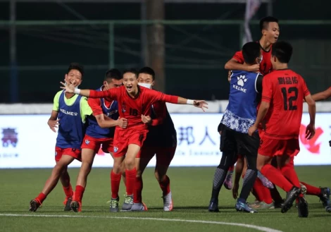 張天駿(18號)攻進致勝球後,隊友與他一起歡心慶祝。李天助/攝