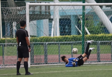 花中門將艾博杰擋下路竹的第5點,助花中以4-3勝出,為他的高中足球生涯畫下句點。楊勝凱/攝