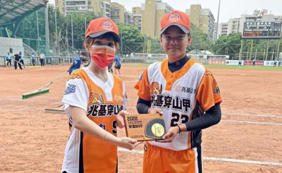 兆基穿山甲高沛均(右)拿下單場MVP。(中華民國壘球協會提供)