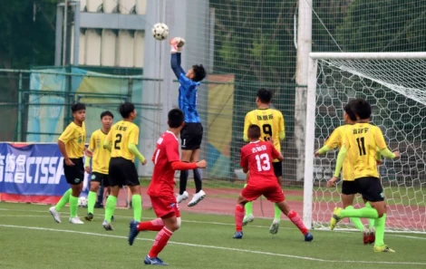 艾博杰在對宜中時高躍起將球擊出去。楊勝凱/攝