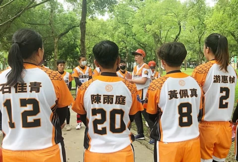 鍾彗琳給予球員勉勵及代公司發放激勵獎金。