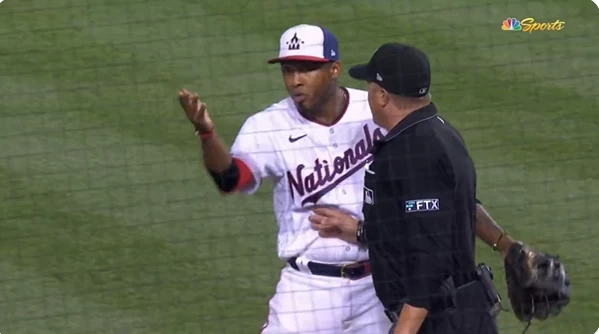 國民球員艾絲柯巴（Alcides Escobar） 就往巨人休息區那邊嗆聲。摘自推特