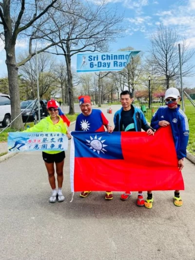 羅維銘領台灣超馬隊完成紐約6日賽。(截自3100 Miles of Support社團)