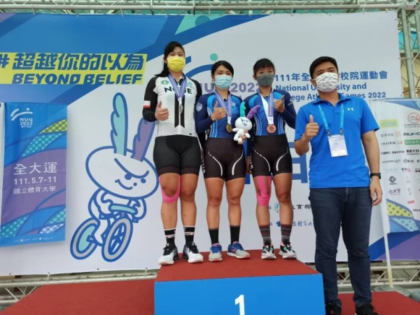 台灣體大李靖云(左2)拿下公開女生爭先賽金牌。詹健全攝