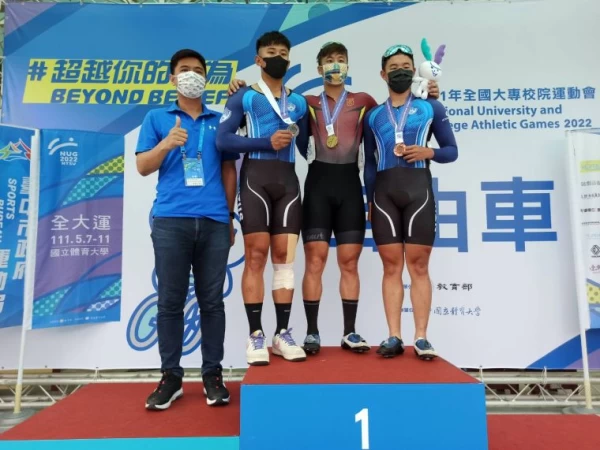 熊崇勛(右2)為輔大拿下校史首面自由車金牌。詹健全攝