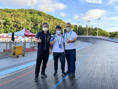 台中市運動局長李昱叡(左1)一早就親自到場巡視場地。台中市運動局提供