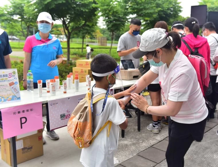 現場有小孩幫擦拭由母親施巴貼心贊助提供的防曬乳,畫面十分溫馨。大會提供