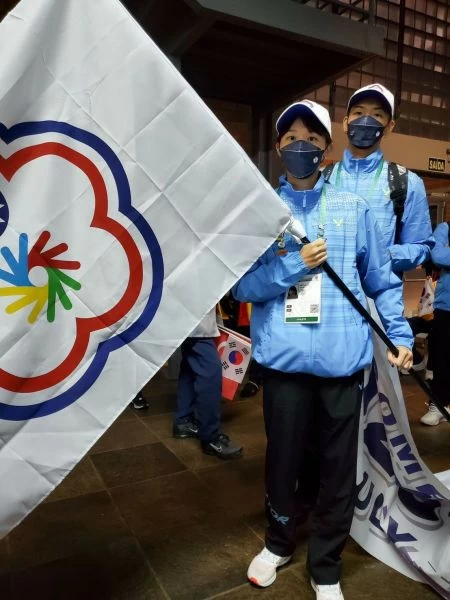 巴西聽奧開幕典禮由網球選手林家文擔任掌旗官。體育署提供