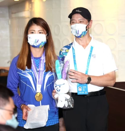 大專運動會高爾夫女子公開組金牌宋有娟與爸爸宋定衡合影。大會提供