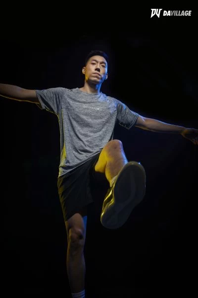 成力煥獲台灣運動潮服品牌 DA VILLAGE(後稱DV)青睞而獲選為DV年度品牌代言人。DA VILLAGE 官方提供