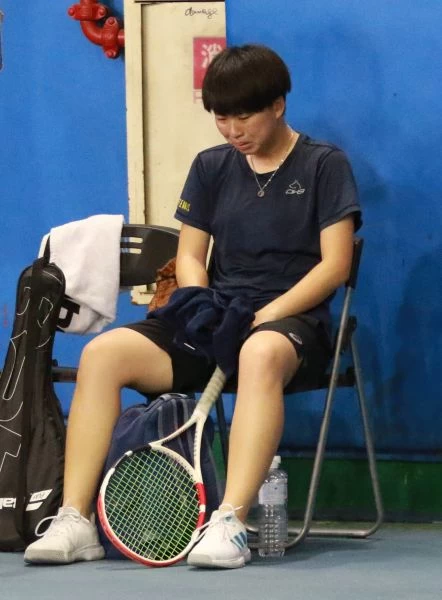 女雙決賽先盛後衰,痛失金牌,陽明交大黃子芸賽後難過的落淚。四維體育推廣教育基金會 提供