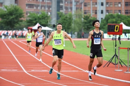 王晨佑(長榮大學)1500公尺第2名衝線。吳榮旋攝