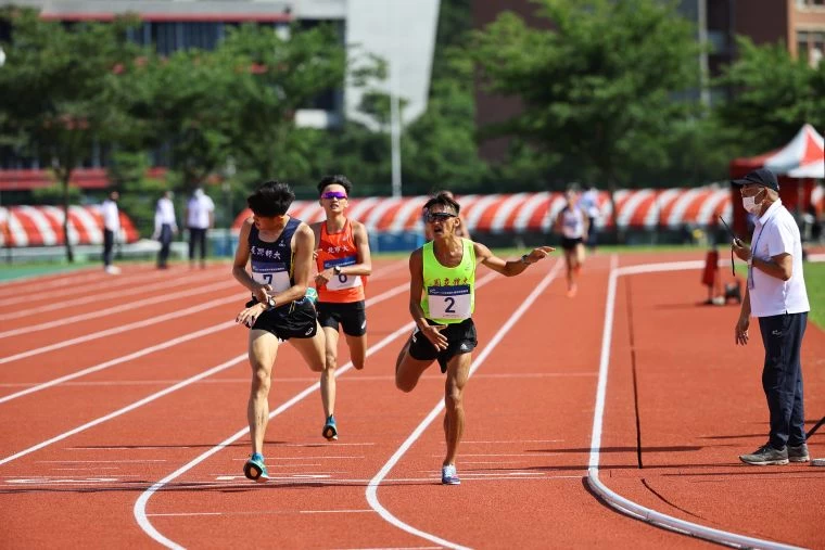 李立軍（國立體大）些微落後通過終點。吳榮旋攝