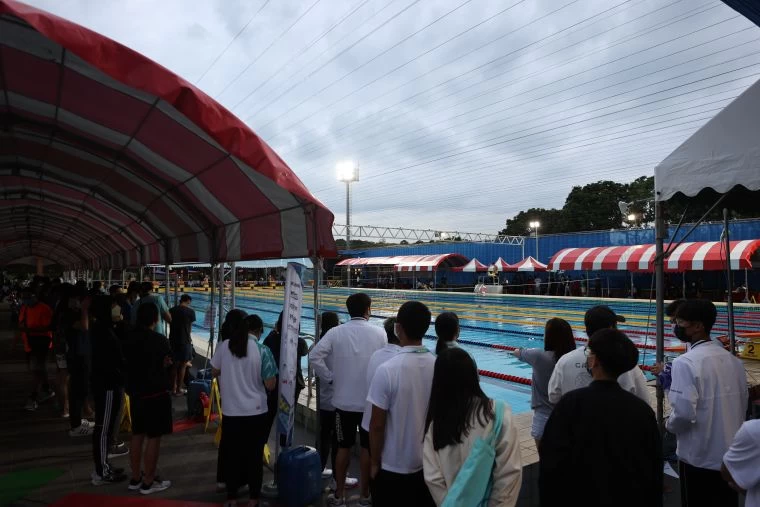 今年全大運游泳空間狹小,選手全部擠到池邊觀戰。李天助攝