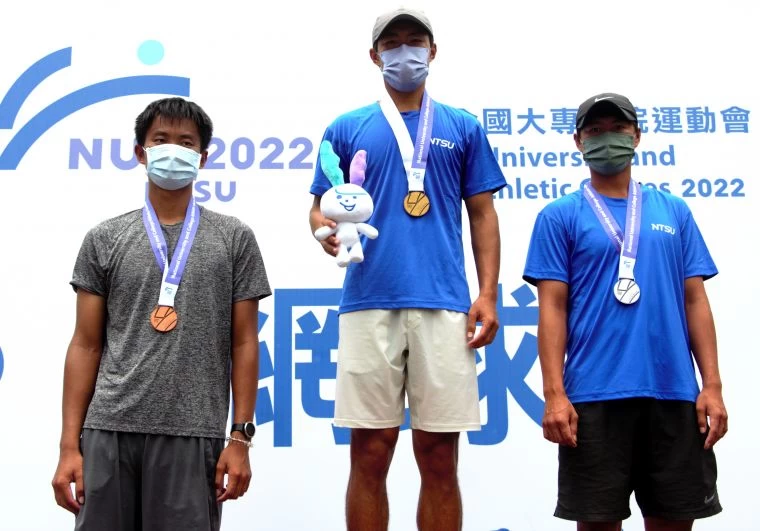 許育修(中)周五就將再度出國。詹健全攝