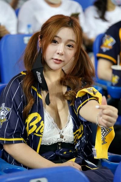 洲際球場驚見F級比心妹子。球關注提供