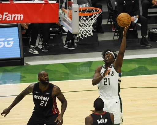 後場指揮官霍樂迪（Jrue Holiday），全場24分中，外線得分威脅是重點，整體DIFF%是+14.8%，外線防守效率還是值得信賴。法新社