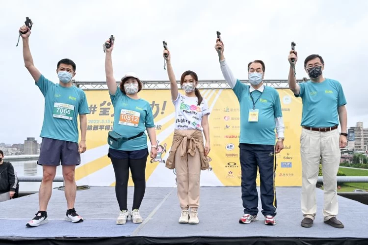 3公里組鳴槍貴賓,左起台北合眾汽車總經理黃脩程、財團法人陽光社會福利基金會董事周筱姿、陽光臉部平權大使任家萱Selina、中華民國路跑協會理事 長范姜瑞、高速公路局副局長廖肇昌。(路跑協會提供)
