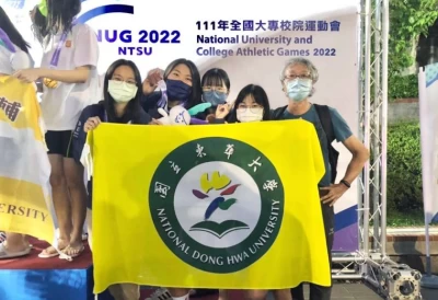 游泳一般女生組與教練康振福教練合影。東華大學提供