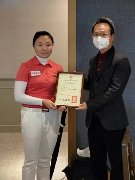 黃亭瑄(左)是今年2月杭州亞運高球代表隊選拔賽女子總冠軍,右為中華高協理事長王政松。官方提供