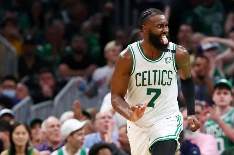 塞爾提克攻擊箭頭之一的布朗(Jaylen Brown),全場25分,投射效率相當高,三分球就貢獻全隊一半。法新社