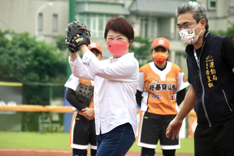 台中市長盧秀燕開球，台中運動局長李昱叡陪同。（壘球協會提供）