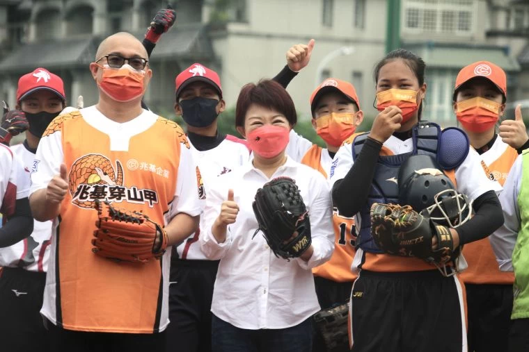 企聯女壘台中開打，市長盧秀燕開球為台中兆基穿山基加油。（壘球協會提供）