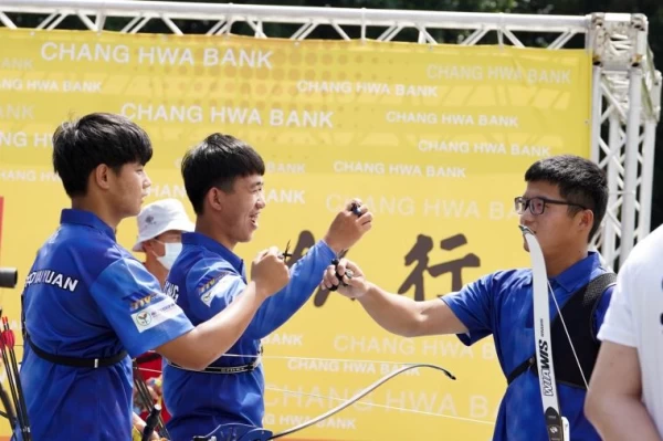 台南射箭隊男子團體笑納積點,(左至右)蕭凱源、李金糖及吳堃嘉。射箭協會提供