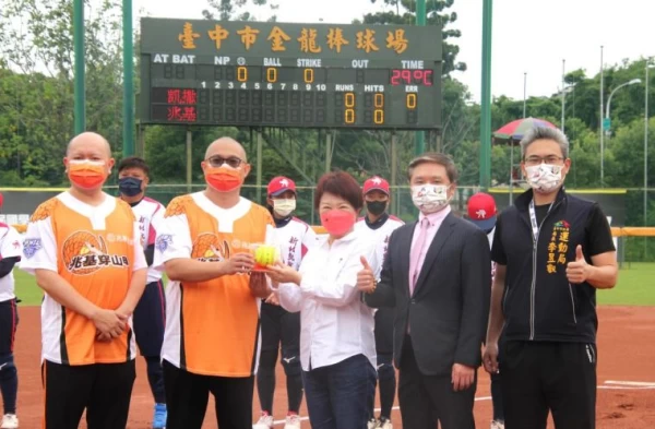 林昆漢(右二)接任會長積極和各地方政府合作推廣。(中華民國壘球協會提供)