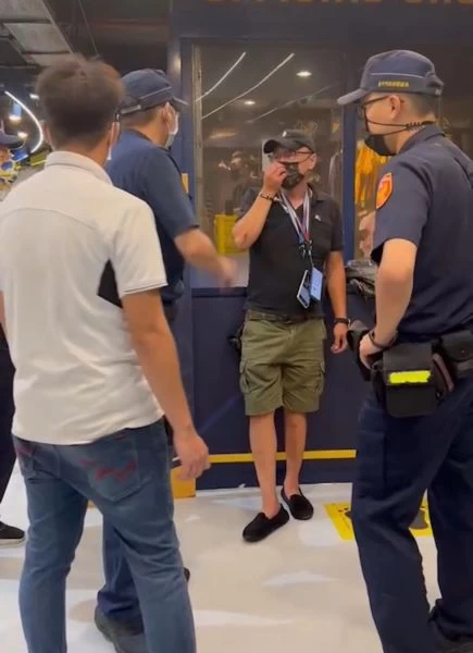 警察請惡質球迷離場,卻遭反嗆:我就是覺得打假球。摘自蔡其昌臉書