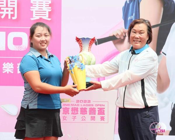 TLPGA理事長劉依貞右頒發業餘最佳球員獎給陳俋儒。 TLPGA提供/葉勇宏攝影