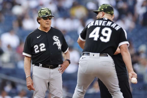 芝加哥白襪球迷高喊開除總教練Tony La Russa。法新社