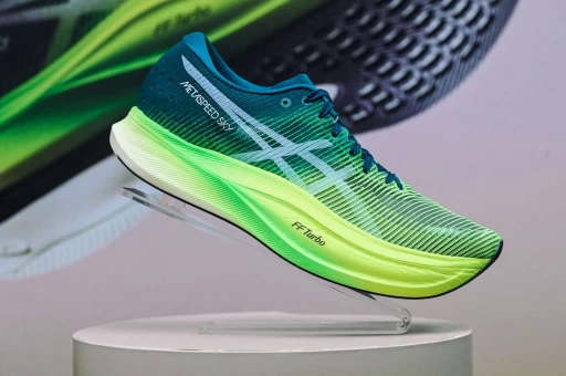 ASICS為步幅型跑者打造METASPEED SKY強化回彈效果促進步幅加大。官方提供