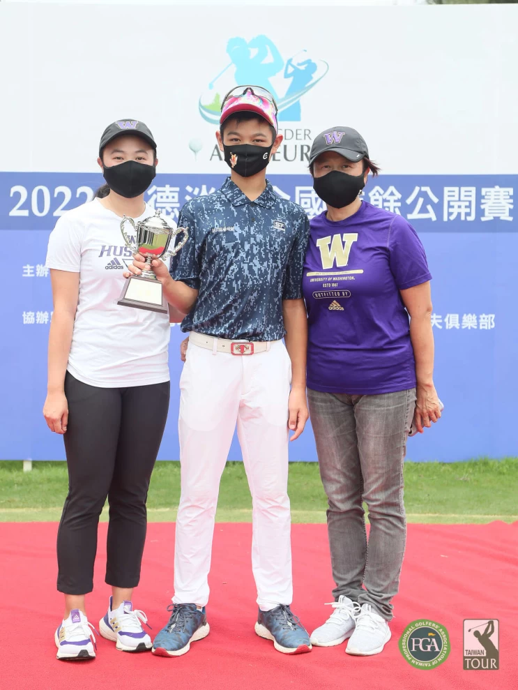 男子B組冠軍謝承洧中與媽媽及姊姊謝佳彧左合影。大會提供/葉勇宏攝影