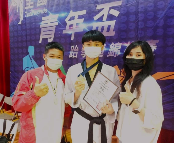 柯翔瀚(中)的父母親也都是體育好手。詹健全攝