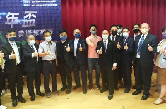 與會貴賓與蔣萬安合照。詹健全攝