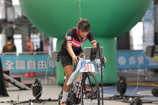 高中女子組由地主選手高雄文山高中的李易珊一路領先以推力比的絕對領先優勢封后。自由車協會提供